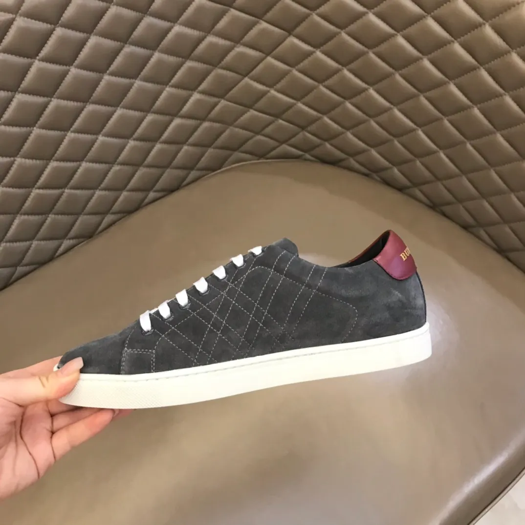 ◾️¥380 B’s men’s classic low-top sneakers are reinterpreted in Vintage plaid cotton and cowhide materials, and decorated with a new brand logo. First-grain cowhide lining, embossed Burberry lettering logo on the heel, original outsole! 38-45